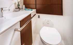 Auf jeder Yacht befinden sich mindestens 2 Nasszellen mit Toilette und Duschkopf